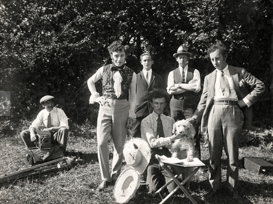 Les Aventures de Robert Macaire- Jean Epstein- 1925 -Collections La Cinémathèque françaisePhotographie de tournage (non signée), Jean Epstein est assis au centre.