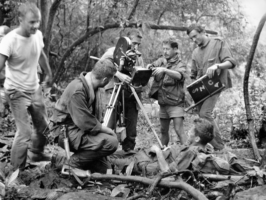 La 317ème section photo de tournage - Pierre Schoendoerffer - 1964 - Collections La Cinémathèque française © Studio Canal