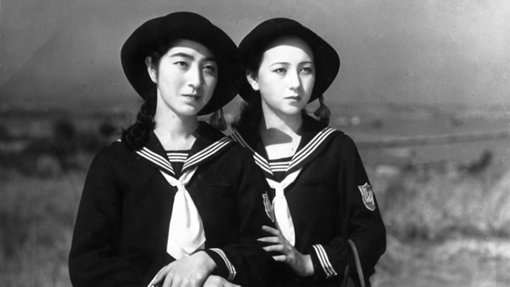 Jeunes filles japonaises sur le port