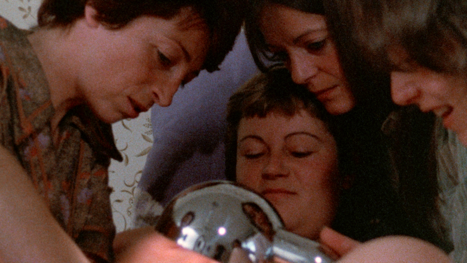 Regarde, elle a les yeux grand ouverts