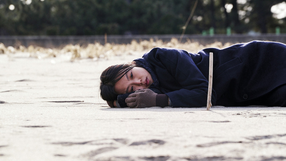 Seule sur la plage la nuit