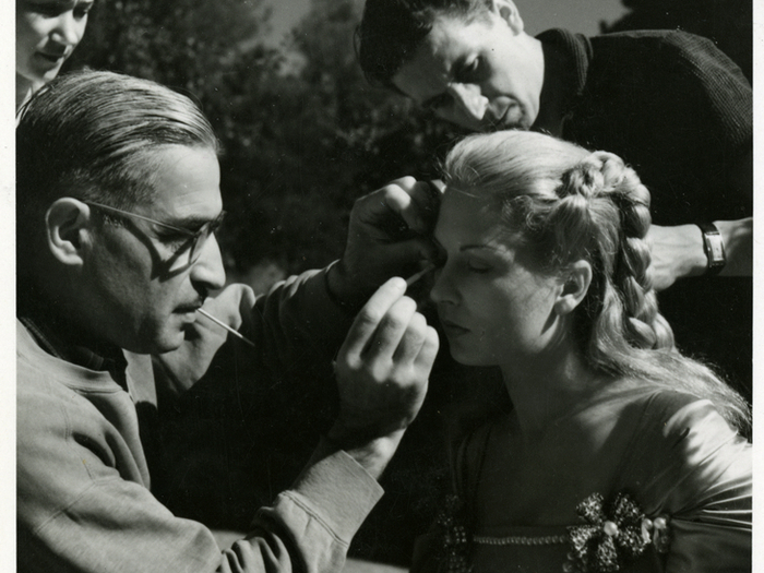 Arakelian sur le tournage de « La Belle et la Bête » de Jean Cocteau (1945) © G.R. Aldo