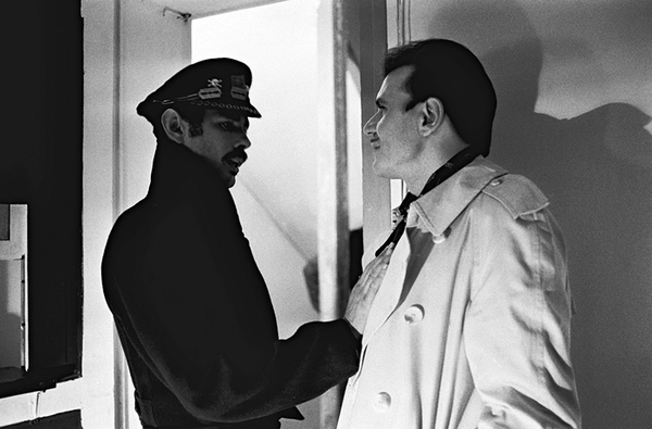 Clémenti est le général Korzacouille et Flash, ici avec le Capitaine Speed (Jean-Pierre Kalfon), dans À l'ombre de la canaille bleue (Pierre Clémenti, 1986). Photo de tournage de Catherine Faux © Catherine Faux Clémenti est le général Korzacouille et Flash, ici avec le Capitaine Speed (Jean-Pierre Kalfon), dans <em>À l'ombre de la canaille bleue</em> (Pierre Clémenti, 1986). Photo de tournage de Catherine Faux © Catherine Faux