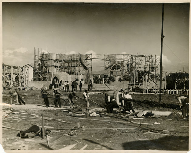 Construction des décors de la cité de cuivre jaune aux studios de la Victorine