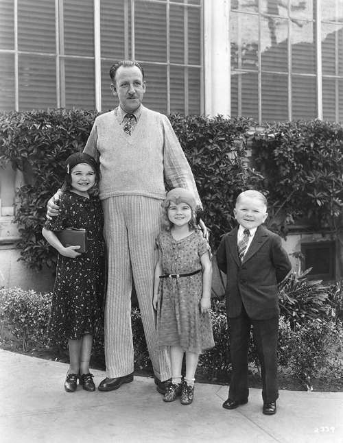 Daisy, Tiny et Harry Earles en compagnie de Tod Browning