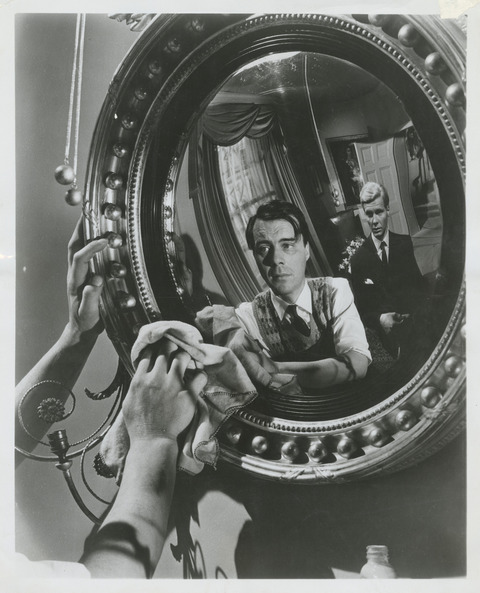 Dirk Bogarde et James Fox dans The Servant, décor de Richard MacDonald (Photo de plateau, DR)