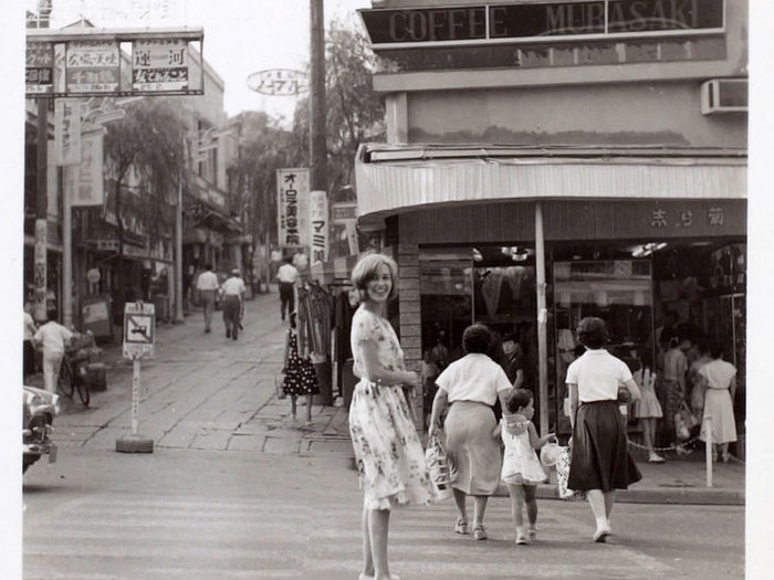 Emmanuelle Riva dans les rues de Tokyo