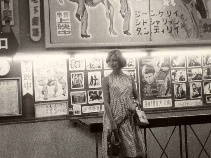 Emmanuelle Riva devant une salle de cinéma