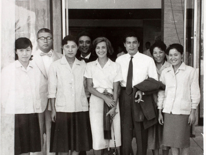 Emmanuelle Riva et Eiji Okada entouré du personnel du Hiroshima hotel