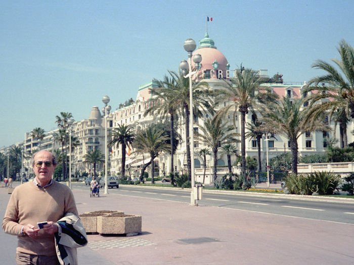 Jeudi 12 avril 1983. Manoel note dans son petit carnet bleu le plan à 360° devant le Negresco