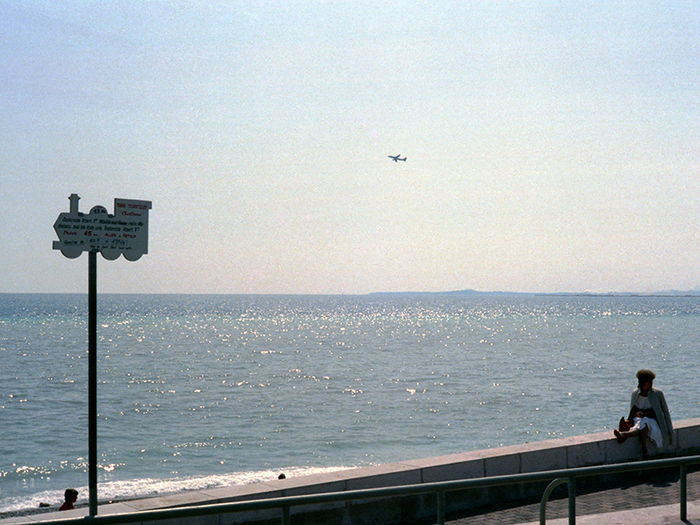 Jeudi 12 avril 1983. Promenade des Anglais : un avion passe