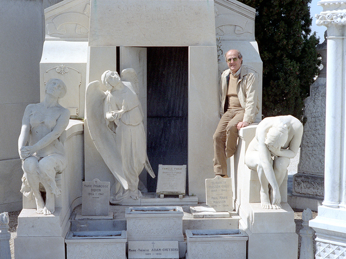 Jeudi 19 avril 1983. Cimetière du Château : Manoel escalade une pierre tombale et prend la pose