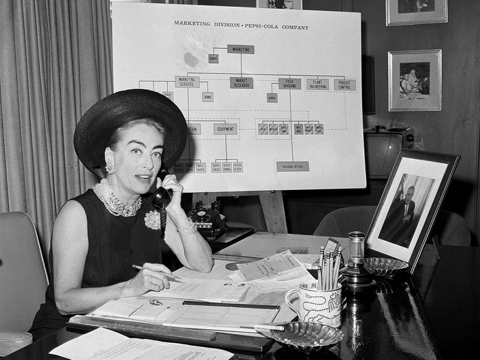 Joan Crawford dans les bureaux de Pepsi