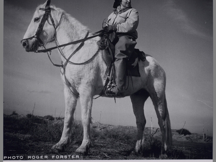 La réalisatrice sur le tournage de La Caraque blonde (1952). Photo Roger Forster © ADAGP Paris, 2020