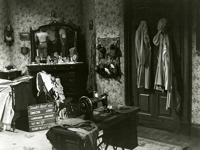 La Rue rouge (Fritz Lang) - Photo de décor avec l'équipe technique dans le miroir