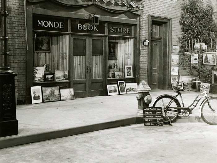 La Rue rouge (Fritz Lang) - Photo de décor du marché de l'art