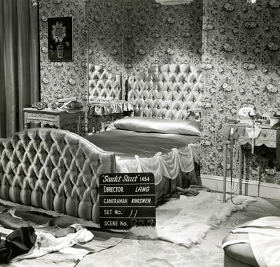 Les photos de décor de « La Rue rouge » (Fritz Lang, 1945)