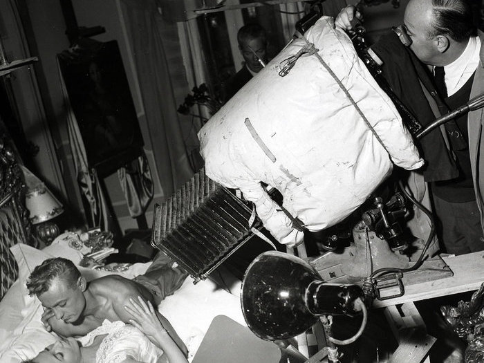 Carné veille sur le couple Roland Lesaffre-Marie Daëms. Photo de tournage de Walter Limot ©André Limot. Cote P503-069