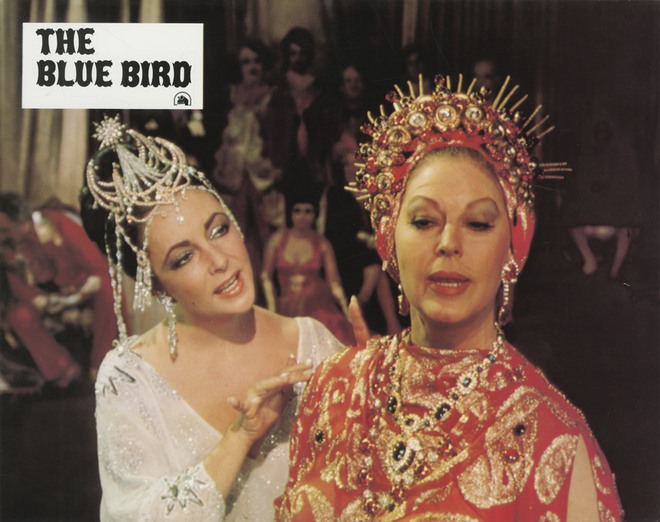 Liz Taylor et Ava Gardner dans L'Oiseau bleu (Matériel promotionnel, 1975) DR.