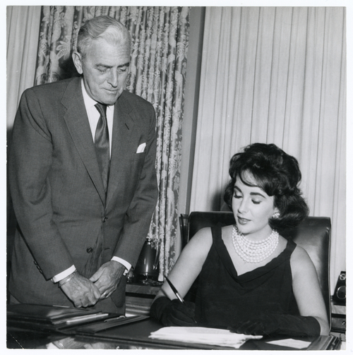 Liz Taylor et Buddy Adler - Signature du contrat de Cléopâtre en octobre 1959 (Photo de promotion/DR)