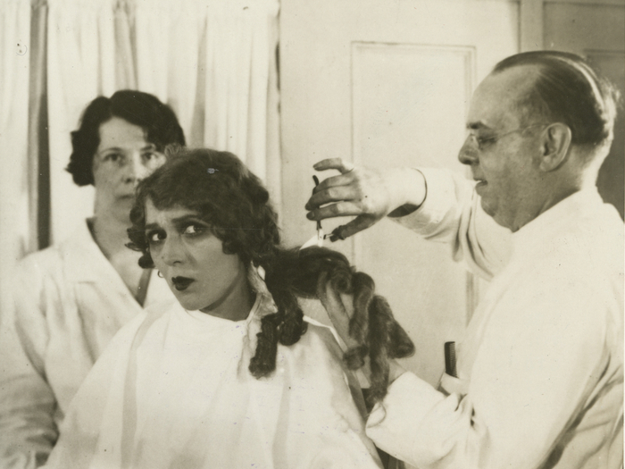 Mary Pickford chez le coiffeur