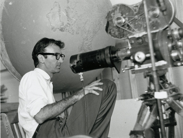 Norman McLaren et sa caméra Bell & Howell 35 mm transformée en tireuse, permettant de rephotographier des films peints.