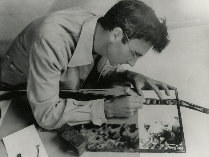 Norman McLaren peint, gratte, image après image, à même la pellicule 35mm © Norman McLaren, Coll. Cinémathèque française