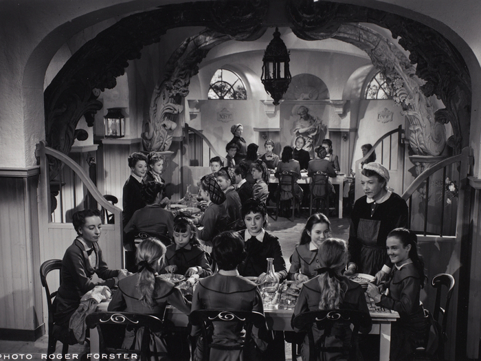 Professeures et pensionnaires partagent les repas mitonnés par Victoire (Yvonne de Bray).Photo de plateau, Roger Forster © ADAGP, Paris, 2019