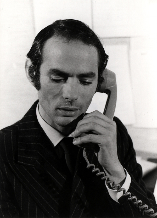 Pierre Clémenti en financier conformiste et nanti, découvre le monde du punk-rock énervé dans La Brune et moi, (Philippe Puicouyoul, 1979). Photo de plateau © Michel Urtado Pierre Clémenti en financier conformiste et nanti, découvre le monde du punk-rock énervé dans <em>La Brune et moi</em>, (Philippe Puicouyoul, 1979). Photo de plateau © Michel Urtado