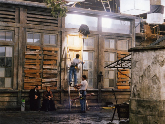 Plateau de tournage des "Palmes de M. Schutz" de Claude Pinoteau (1996) © Pierre Lhomme