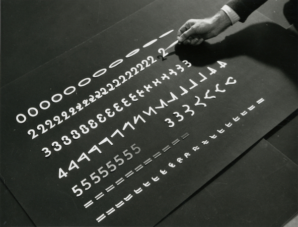 Rythmetic, photographie de tournage, 1956 © Norman McLaren, Coll. Cinémathèque française