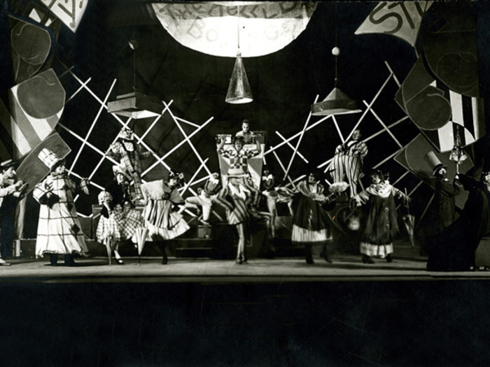 Théâtre Proletkul, Mosou, 1921 : Eisenstein fut décorateur, costumier et co-metteur en scène de la pièce "Le Mexicain" d'après Jack London.