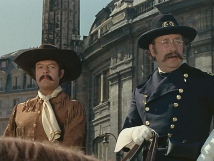 Le général Custer (Mastroianni) et le général Terry (Noiret) devant la Bourse de commerce de Paris