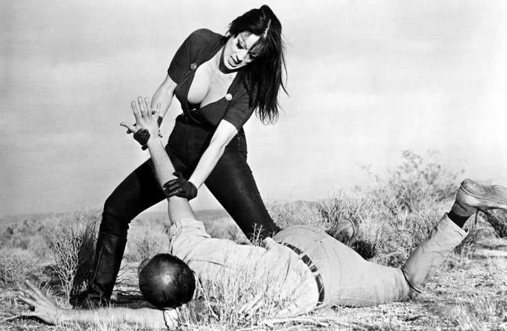 Tura Santana dans "Faster, Pussycat! Kill! Kill!" (1965)