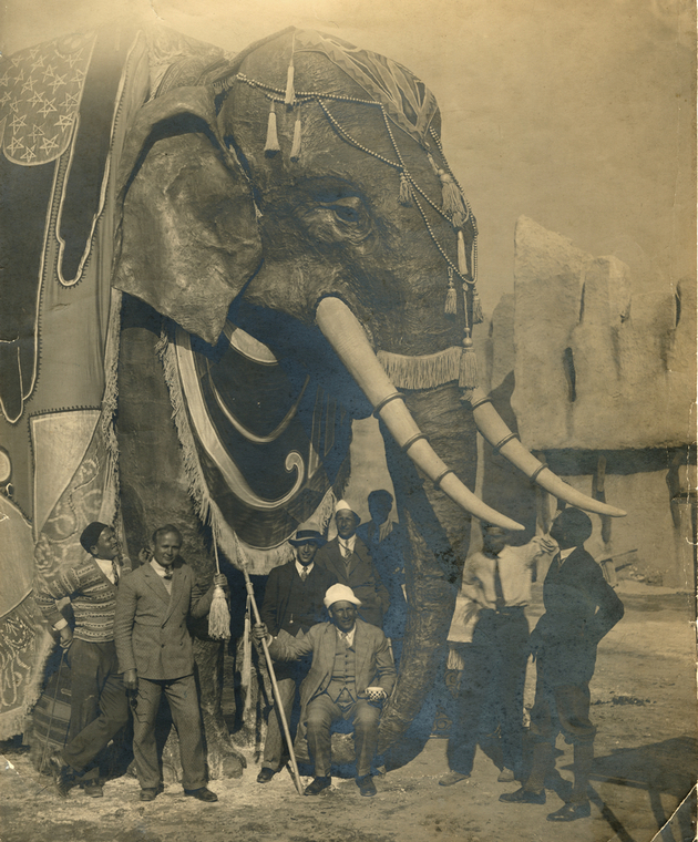 Volkoff sur l'élephant en carton-pâte lors du tournage de Shéhérazade à la Victorine. 