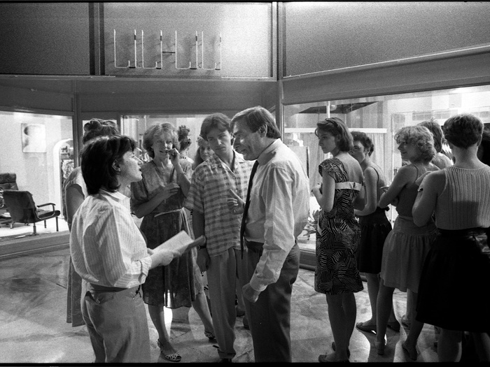 Chantal Akerman, Delphine Seyrig et Charles Denner sur le tournage de Golden Eighties (photographie © Jean Ber – Fondation Chantal Akerman)