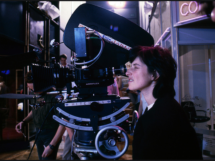 Chantal Akerman sur le tournage de Golden Eighties (photographie © Jean Ber – Fondation Chantal Akerman)