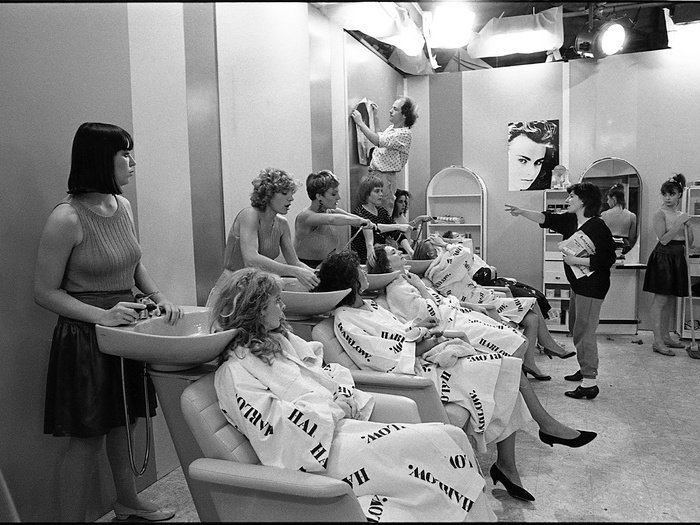 Chantal Akerman (et Manu de Chauvigny) sur le tournage de Golden Eighties (photographie © Jean Ber – Fondation Chantal Akerman)