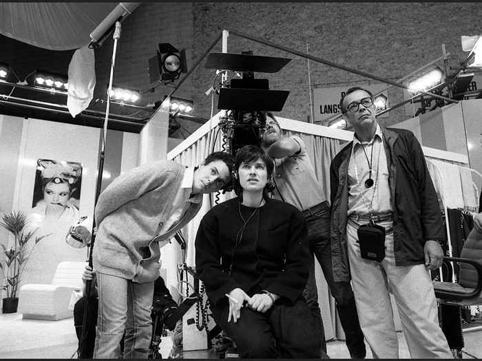 Serge Meynard, Chantal Akerman et Gilberto Azevedo sur le tournage de Golden Eighties (photographie © Jean Ber – Fondation Chantal Akerman)