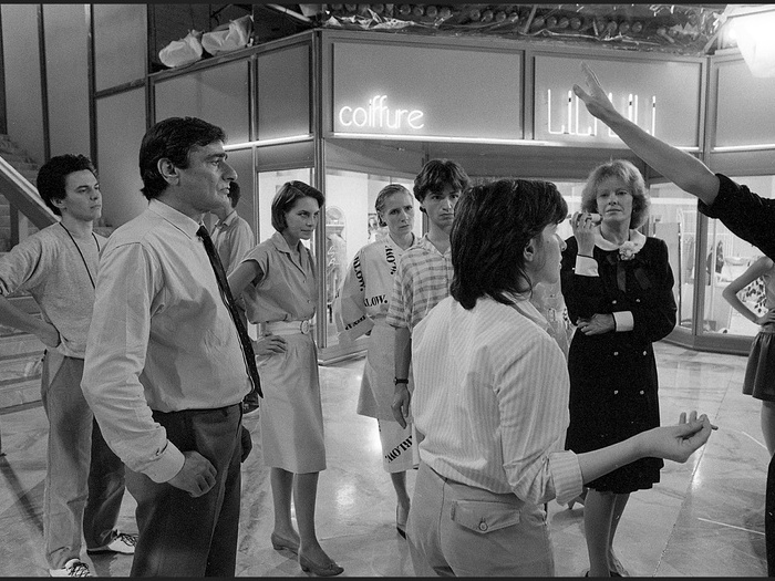 Charles Denner, Lio, Chantal Akerman et Delphine Seyrig sur le tournage de Golden Eighties (photographie © Jean Ber – Fondation Chantal Akerman)