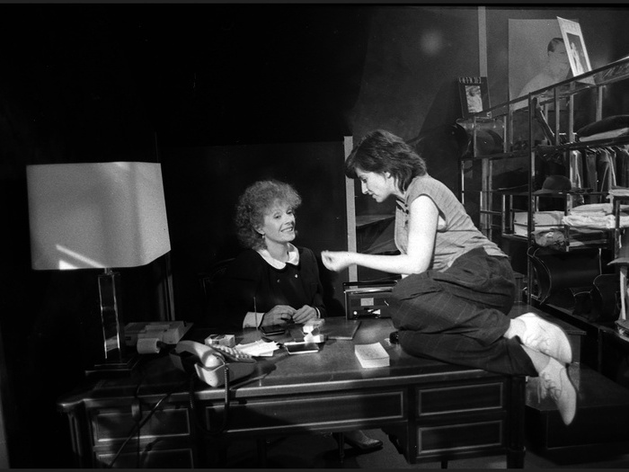 Delphine Seyrig et Chantal Akerman sur le tournage de Golden Eighties (photographie © Jean Ber – Fondation Chantal Akerman)