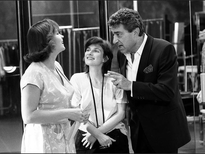 Myriam Boyer, Chantal Akerman et John Berry sur le tournage de Golden Eighties (photographie © Jean Ber – Fondation Chantal Akerman)