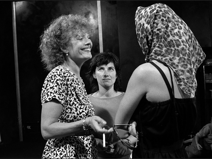 Delphine Seyrig, Chantal Akerman et Fanny Cottençon sur le tournage de Golden Eighties (photographie © Jean Ber – Fondation Chantal Akerman)