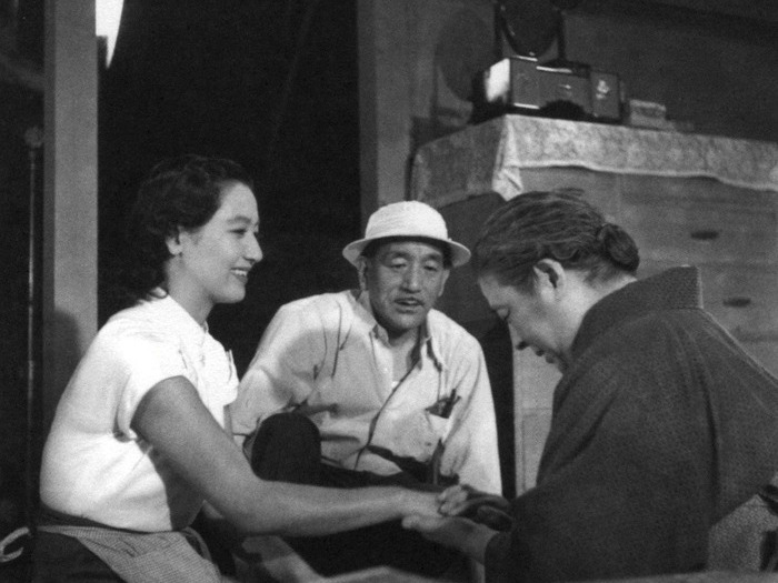 Yasujiro Ozu dirigeant ses comédiens