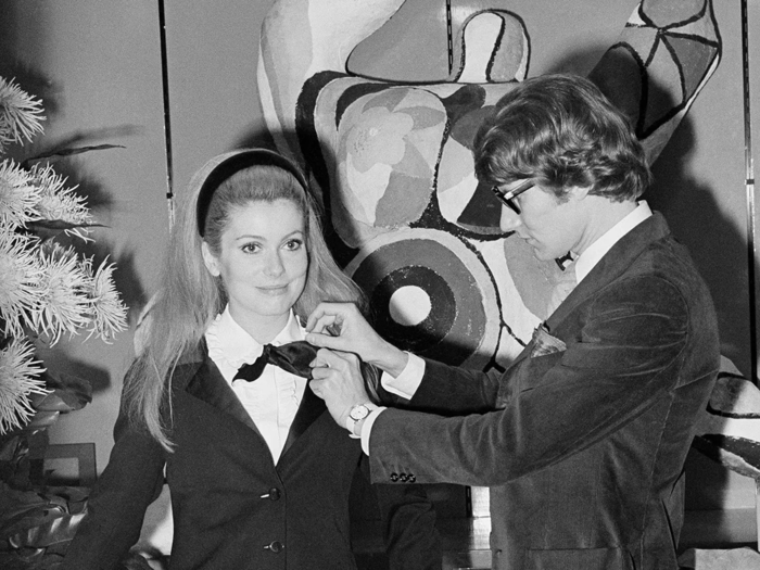 Catherine Deneuve et Yves Saint Laurent en 1966