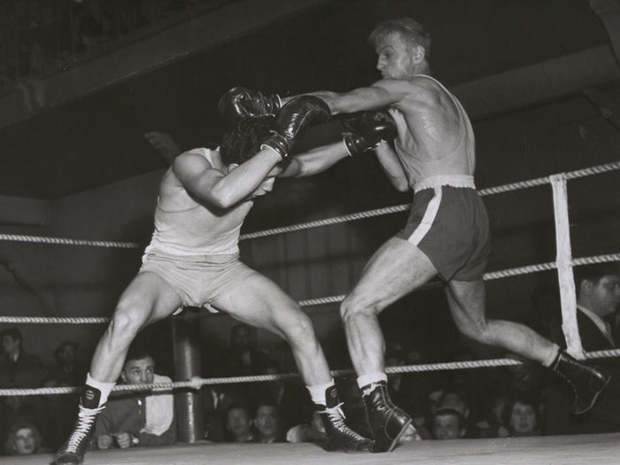 André Ménard sur le ring, face à l'authentique champion de France poids légers Séraphin Ferrer. Photo de plateau de Walter Limot ©André Limot. Cote P124-097