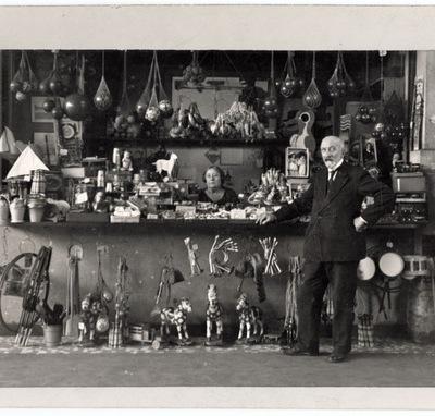 Jehanne d'Alcy et Georges Méliès au comptoir de leur boutique de jouets