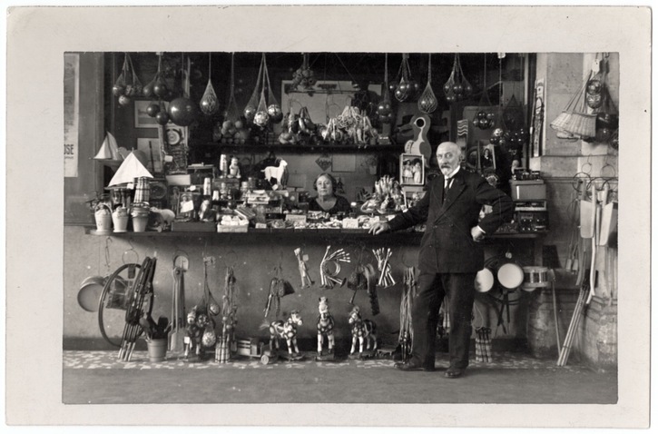 Georges Méliès et Jehanne d'Alcy dans leur boutique de la Gare Montparnasse