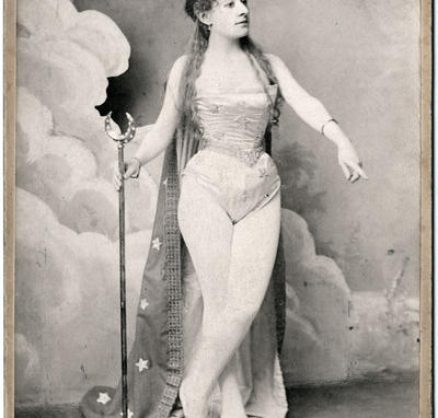 Jehanne d'Alcy dans « Les Farces de la Lune ou les Mésaventures de Nostradamus » (1891)
