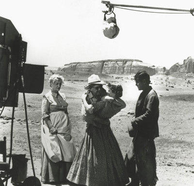Photographie de tournage de « La Prisonnière du désert » (John Ford, 1956)